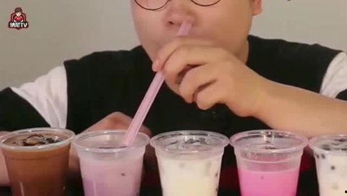 大爷吃瓜喝奶茶,吃瓜品奶茶，乐享晚年生活